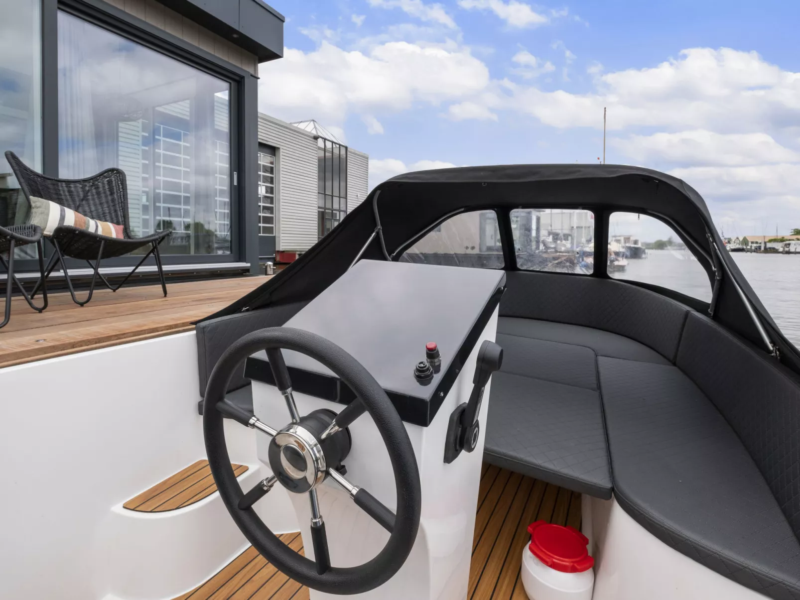 Harboursuite Woudsend incl. motorboot-Buiten
