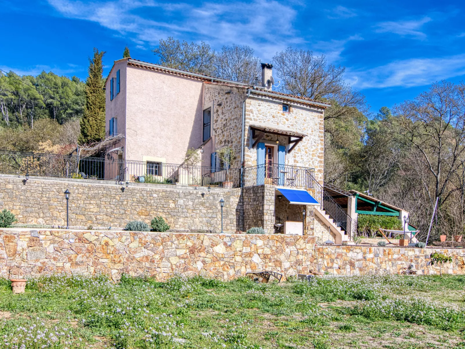 La maison aux volets bleus-Buiten
