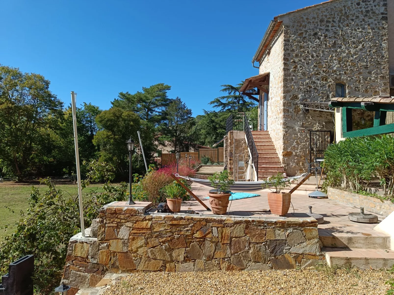 La maison aux volets bleus-Buiten