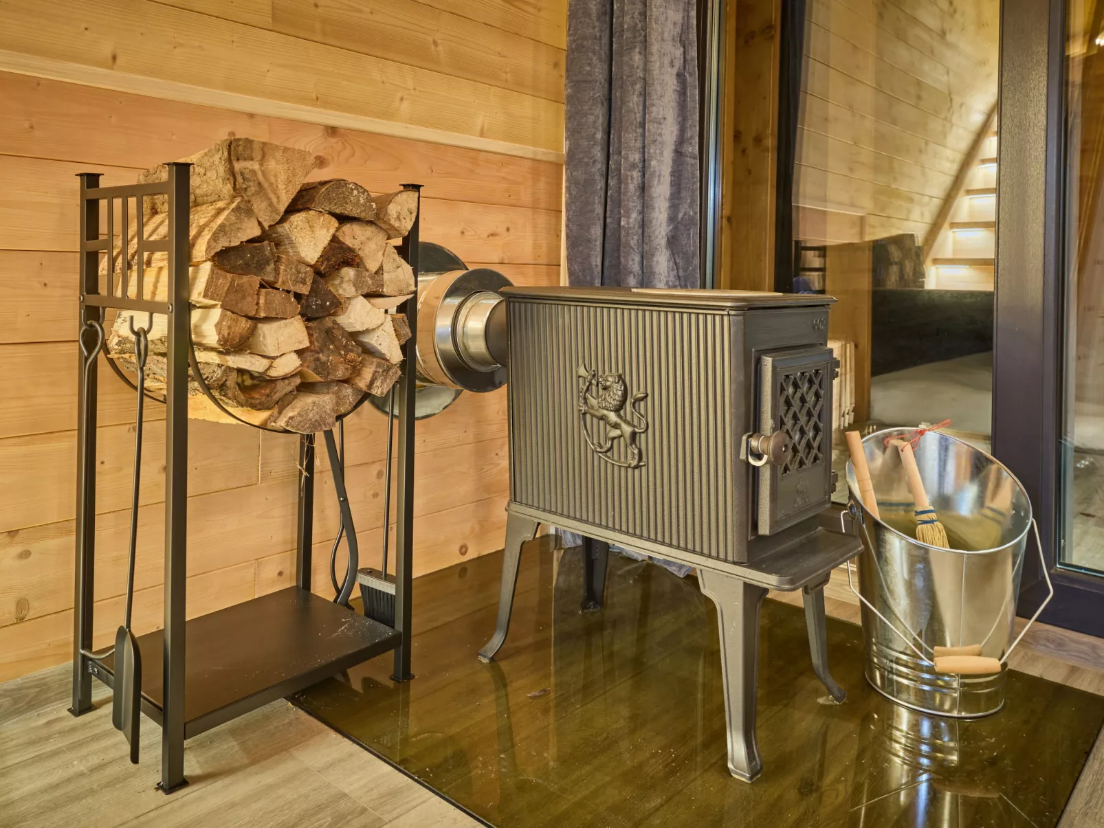Luxe Timber Lodge & Yoga Loft-Binnen