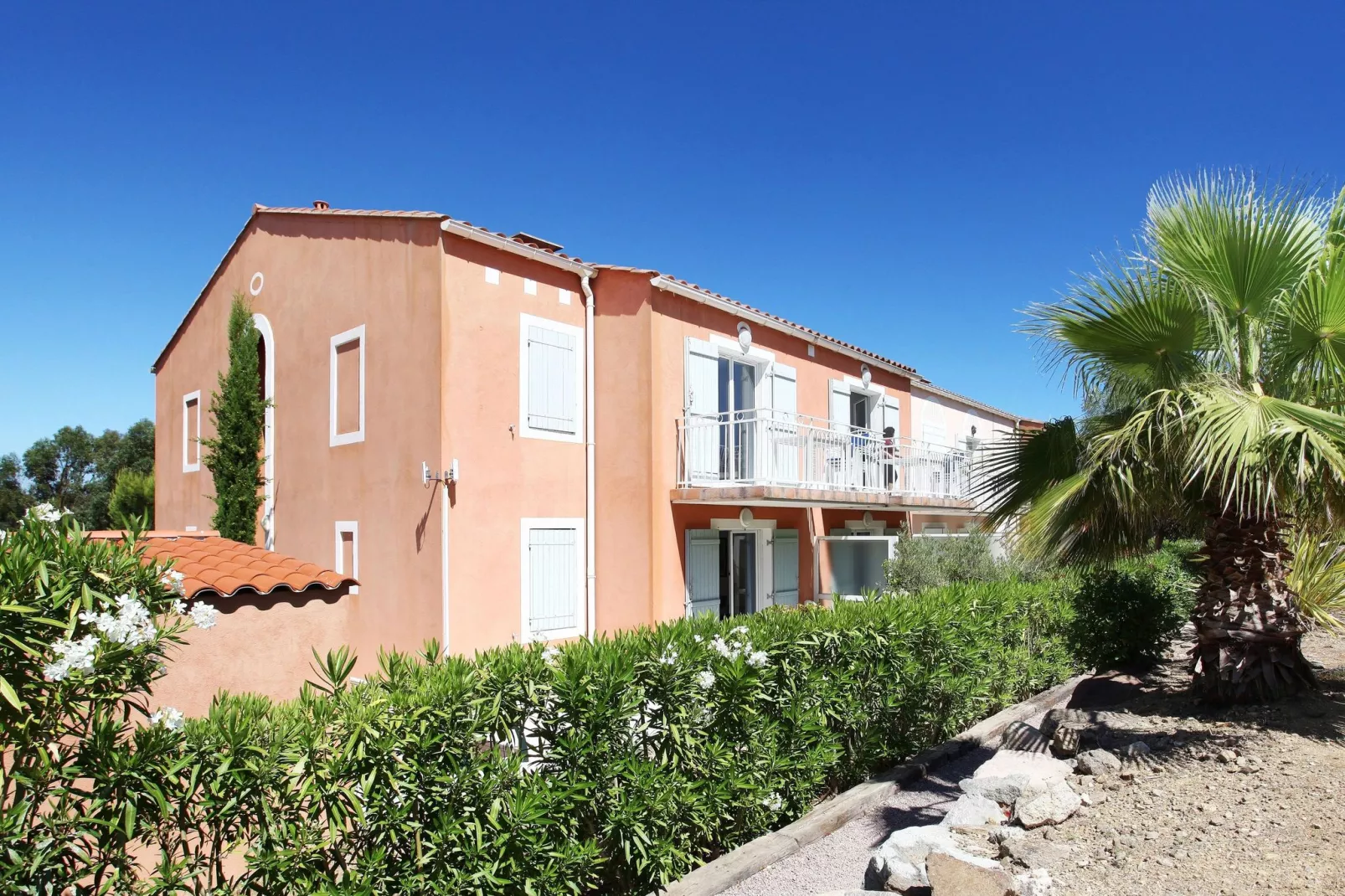 Domaine des Eucalyptus 3-Buitenkant zomer