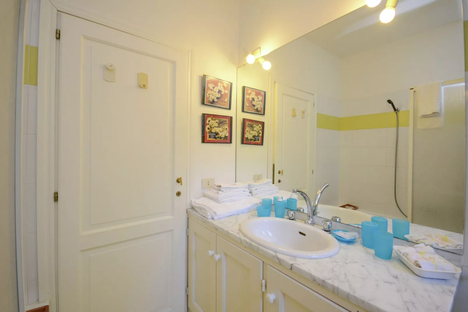 Villa-appartement met zwembad en panoramisch uitzicht over de Apennijnen-Badkamer