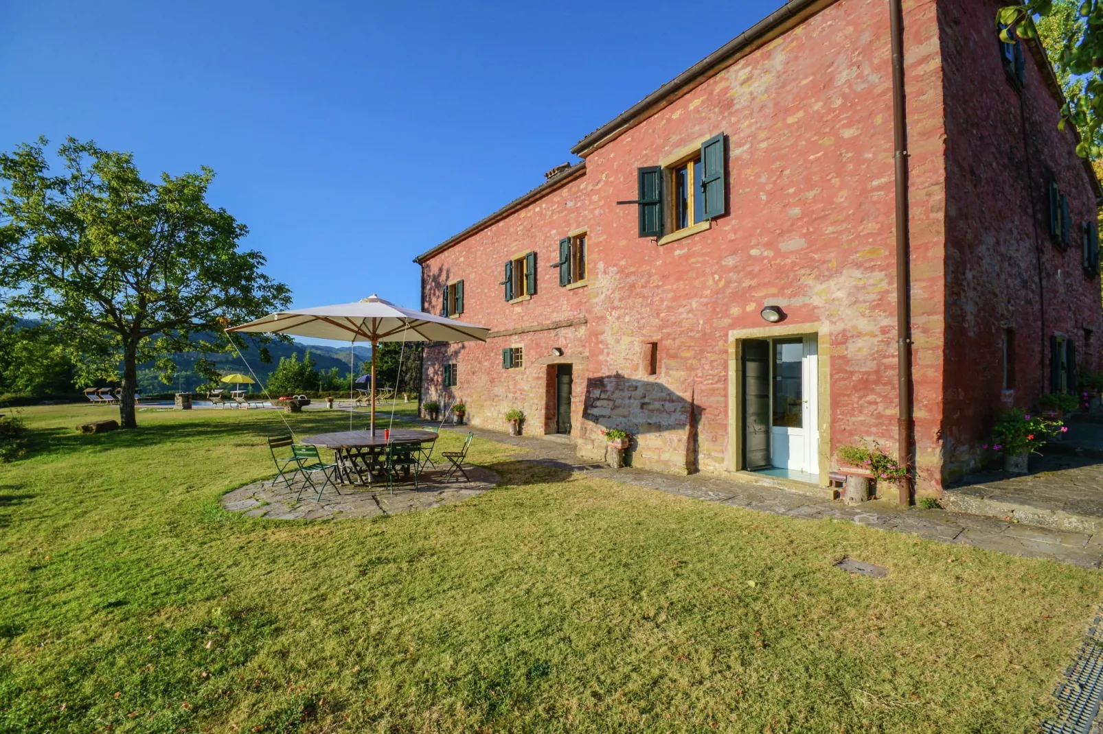 Villa-appartement met zwembad en panoramisch uitzicht over de Apennijnen-Tuinen zomer
