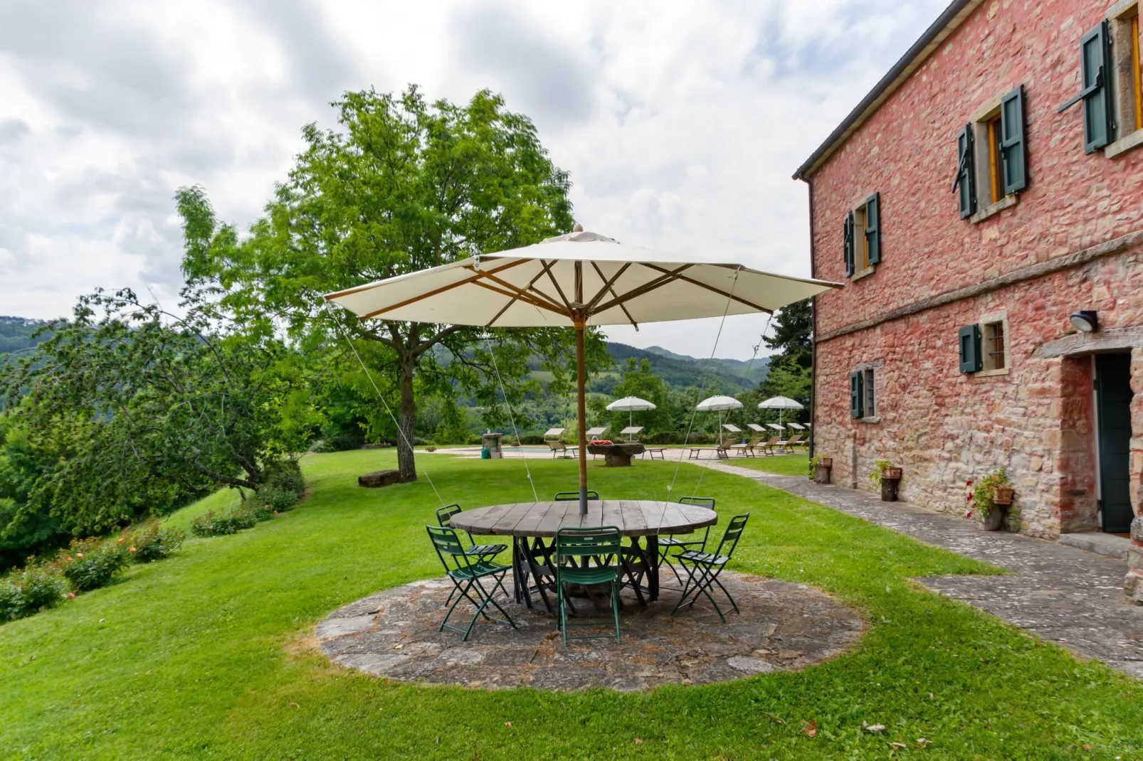Prachtige villa in Toscane met een adembenemend uitzicht-Tuinen zomer