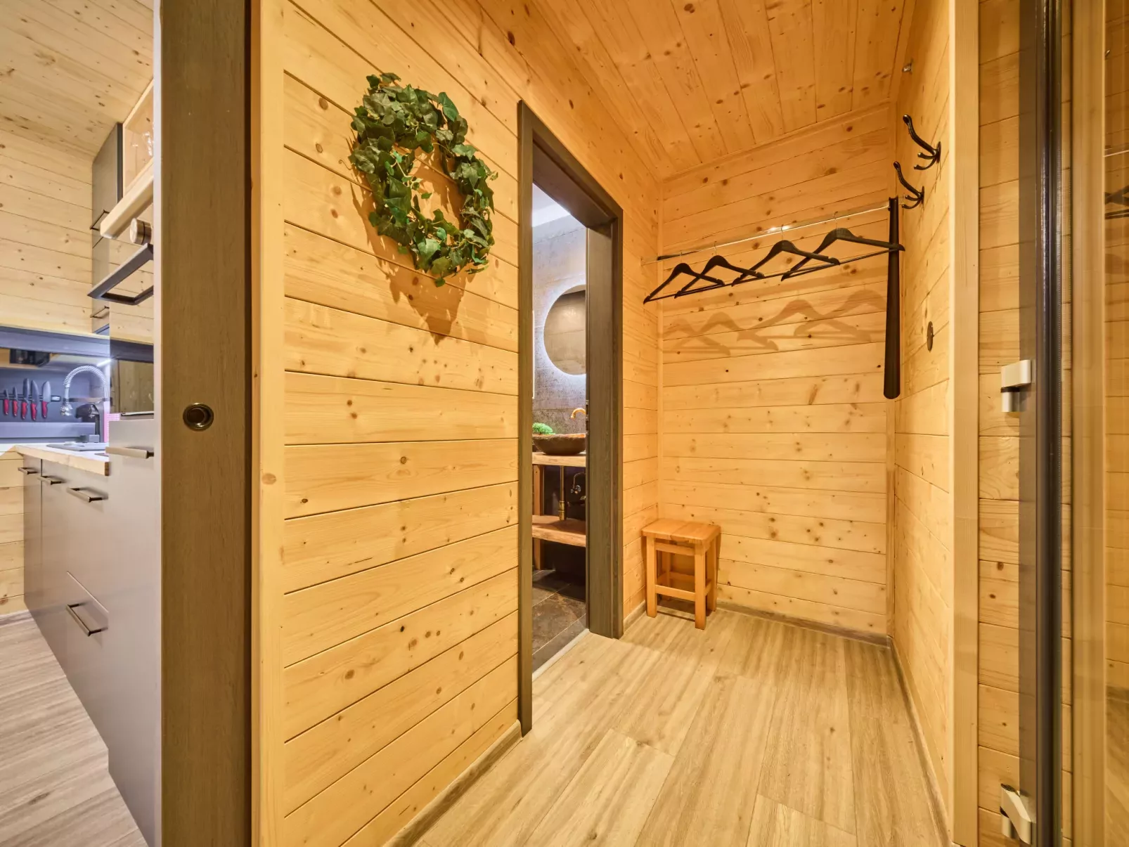 Luxe Timber Lodge & Relaxing Bath”-Binnen