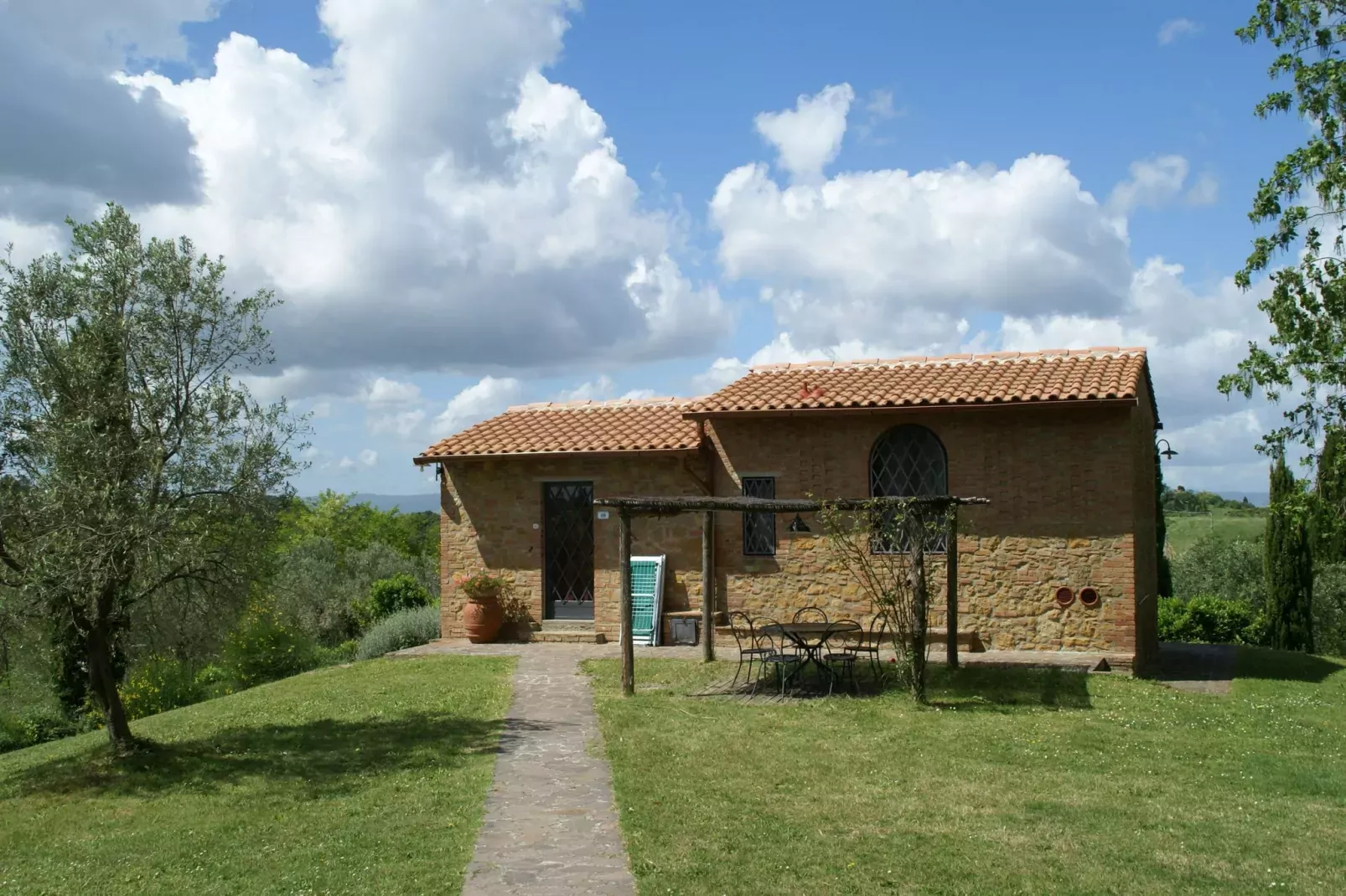 Ruim appartement in Italiaanse stijl ingericht in de heuvels-Buitenkant zomer
