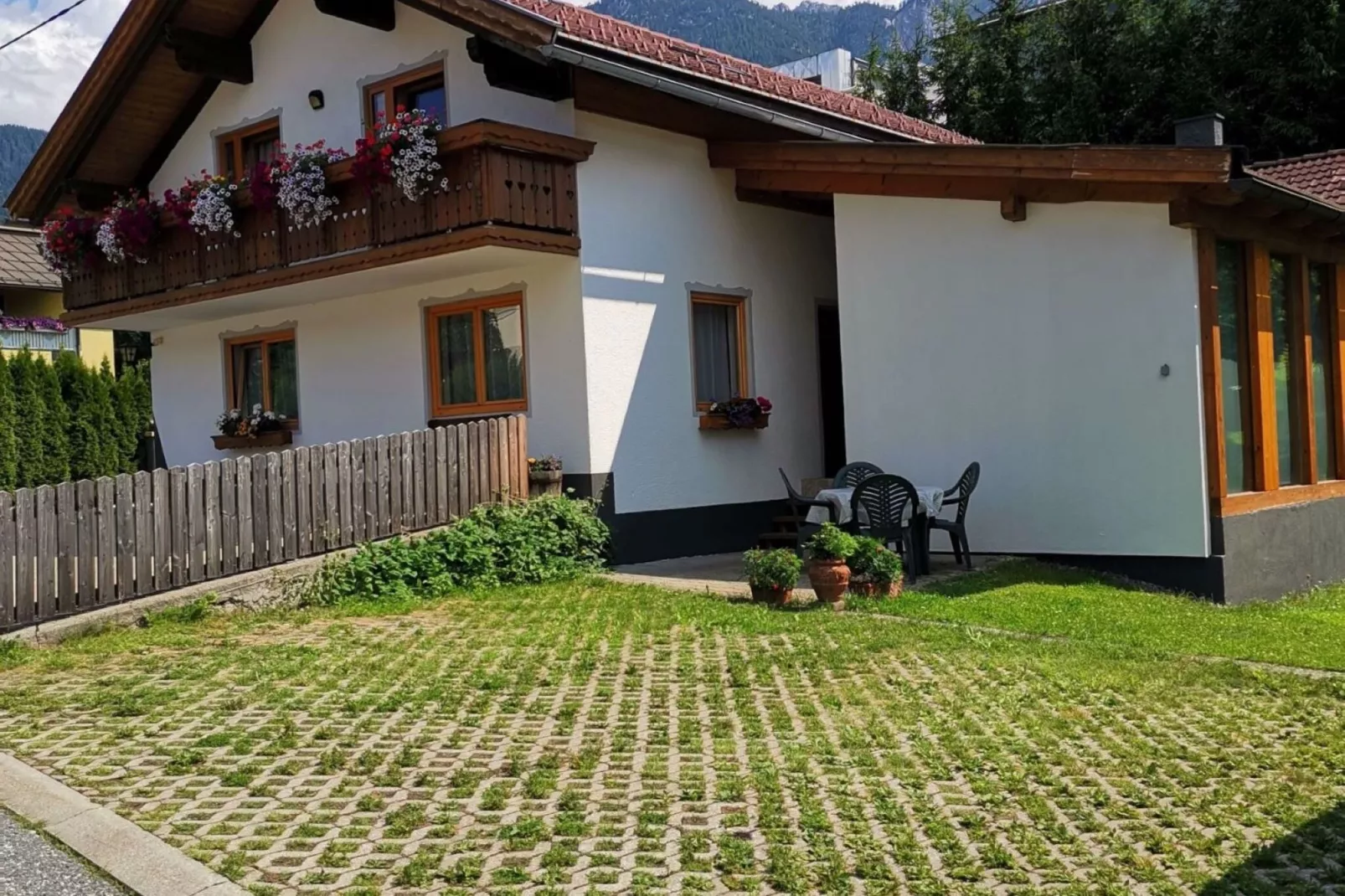 Apartment Tröpolach EG-Buitenkant zomer