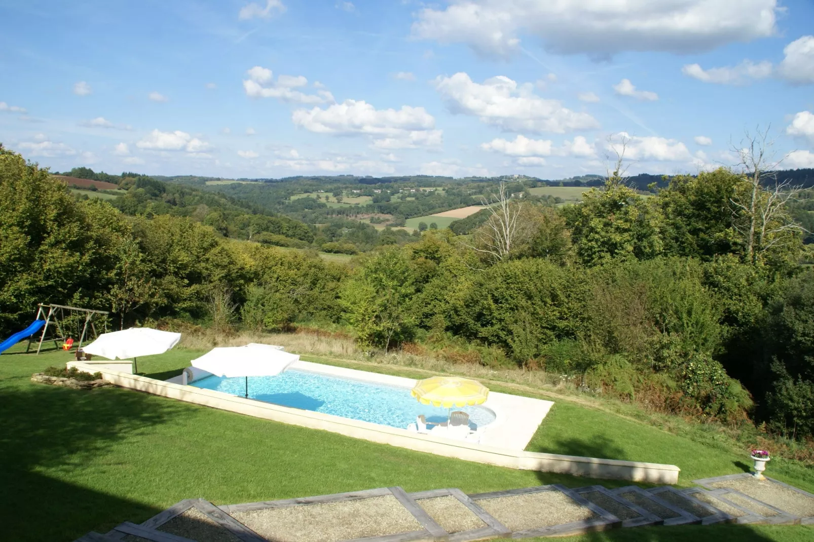 Maison de vacances Sussac-Uitzicht zomer