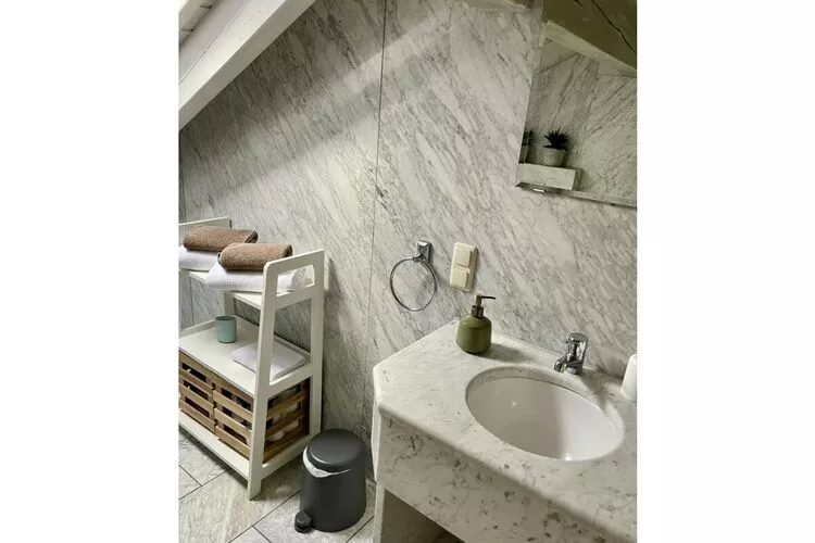 382226-Badkamer