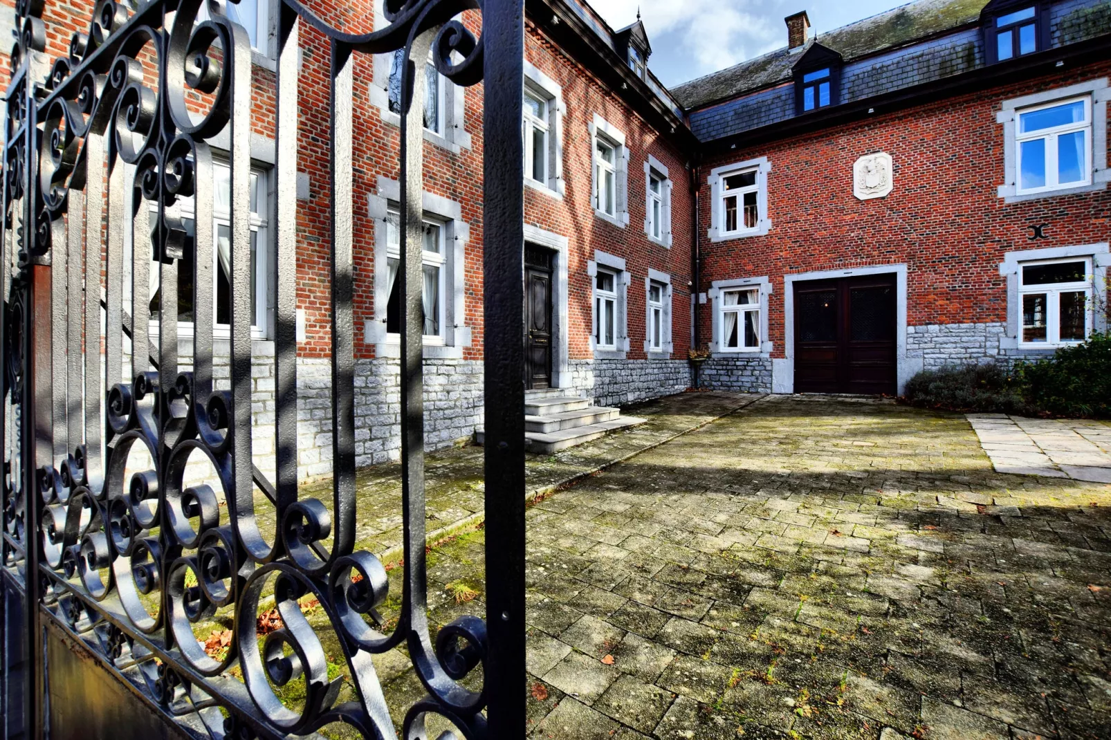 Chateau-ferme Delhaise-Buitenkant zomer