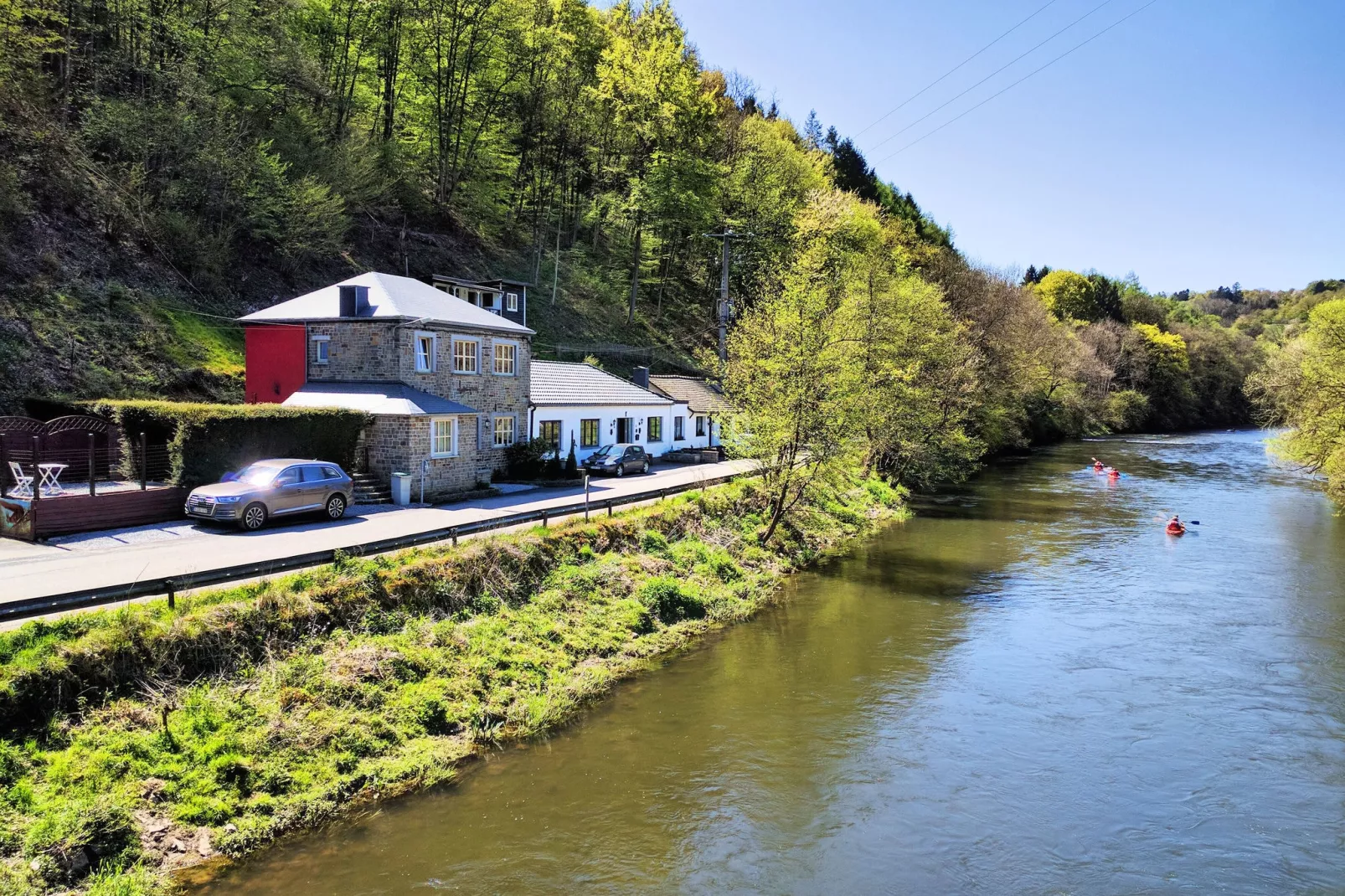 Maison sur Ourthe-Buitenkant zomer