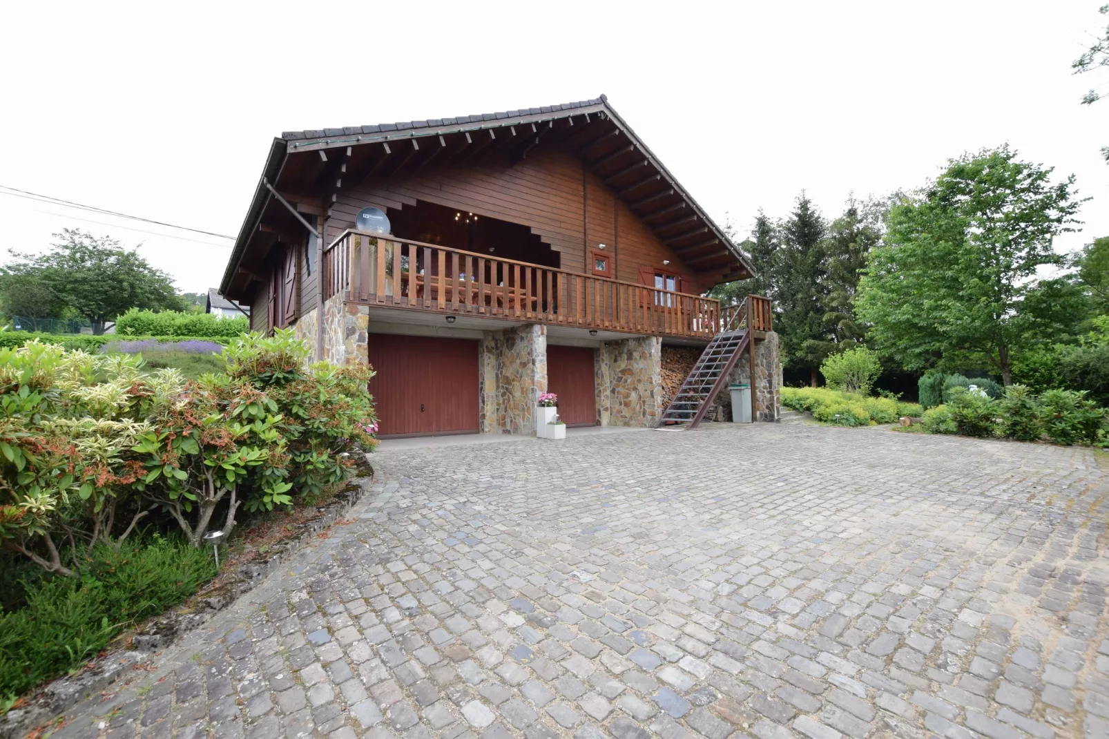 Happy Wood Chalet-Buitenkant zomer