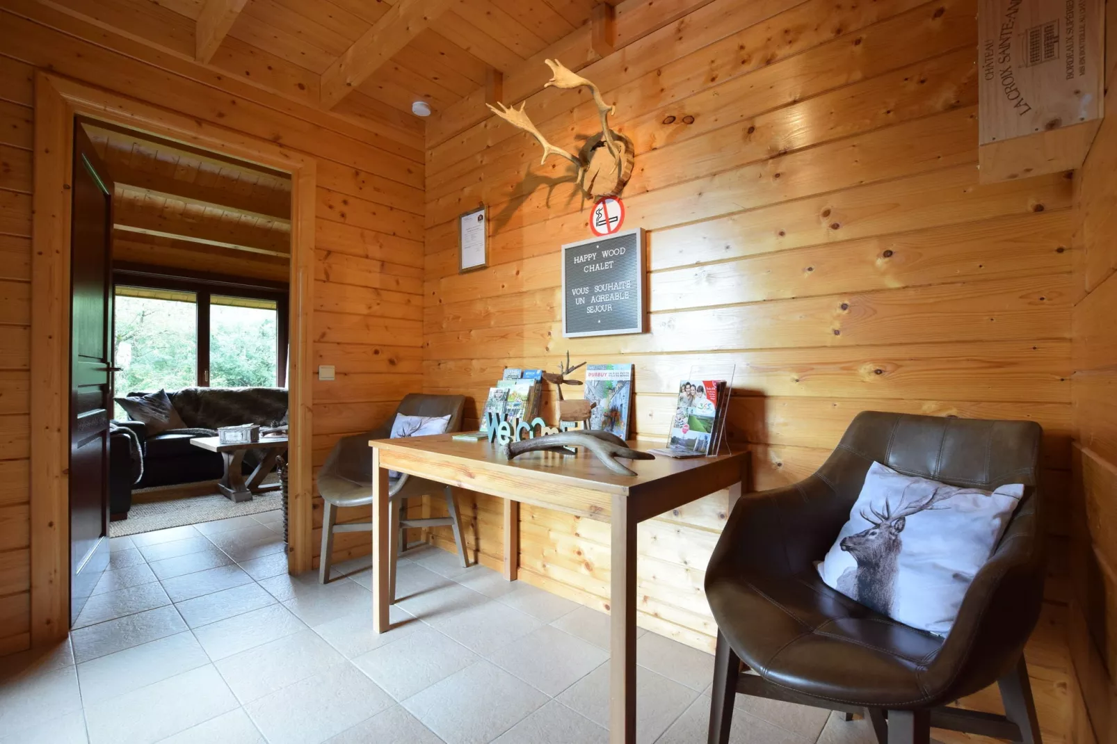 Happy Wood Chalet-Hal-ontvangst