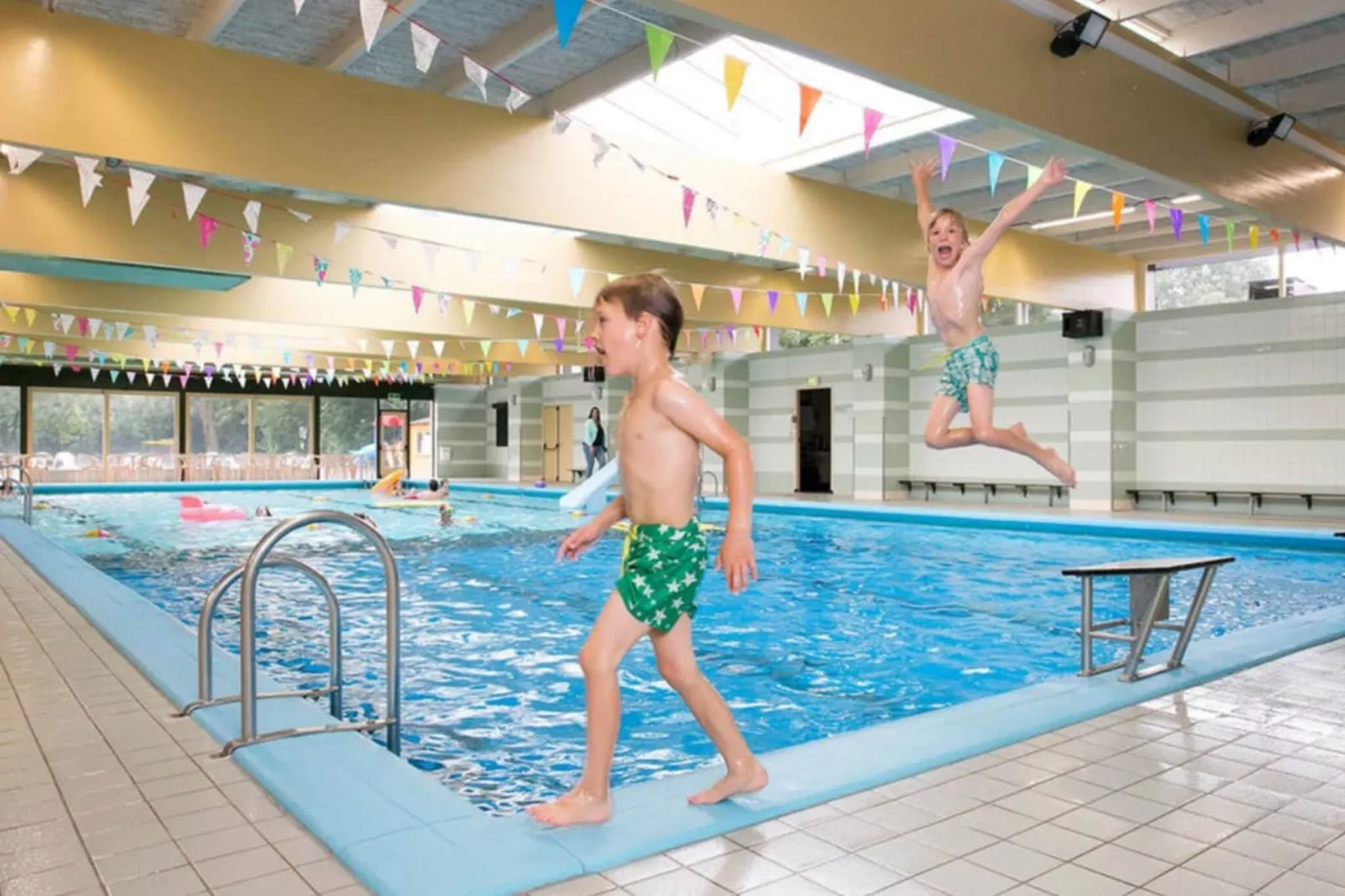 Luxe bungalow – Max 6 personen – Nummer 53-Zwembad