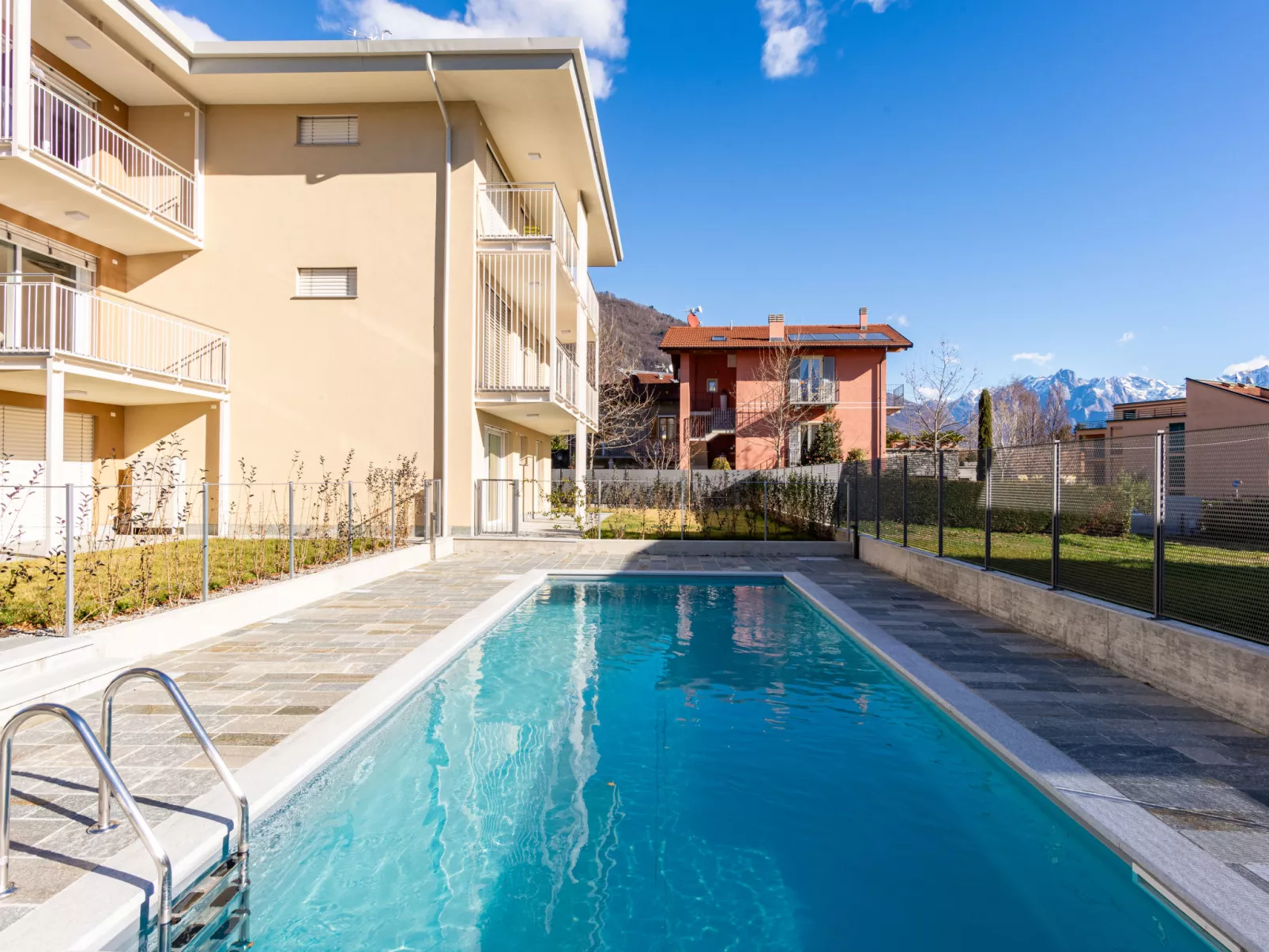 Sunny House-Buiten