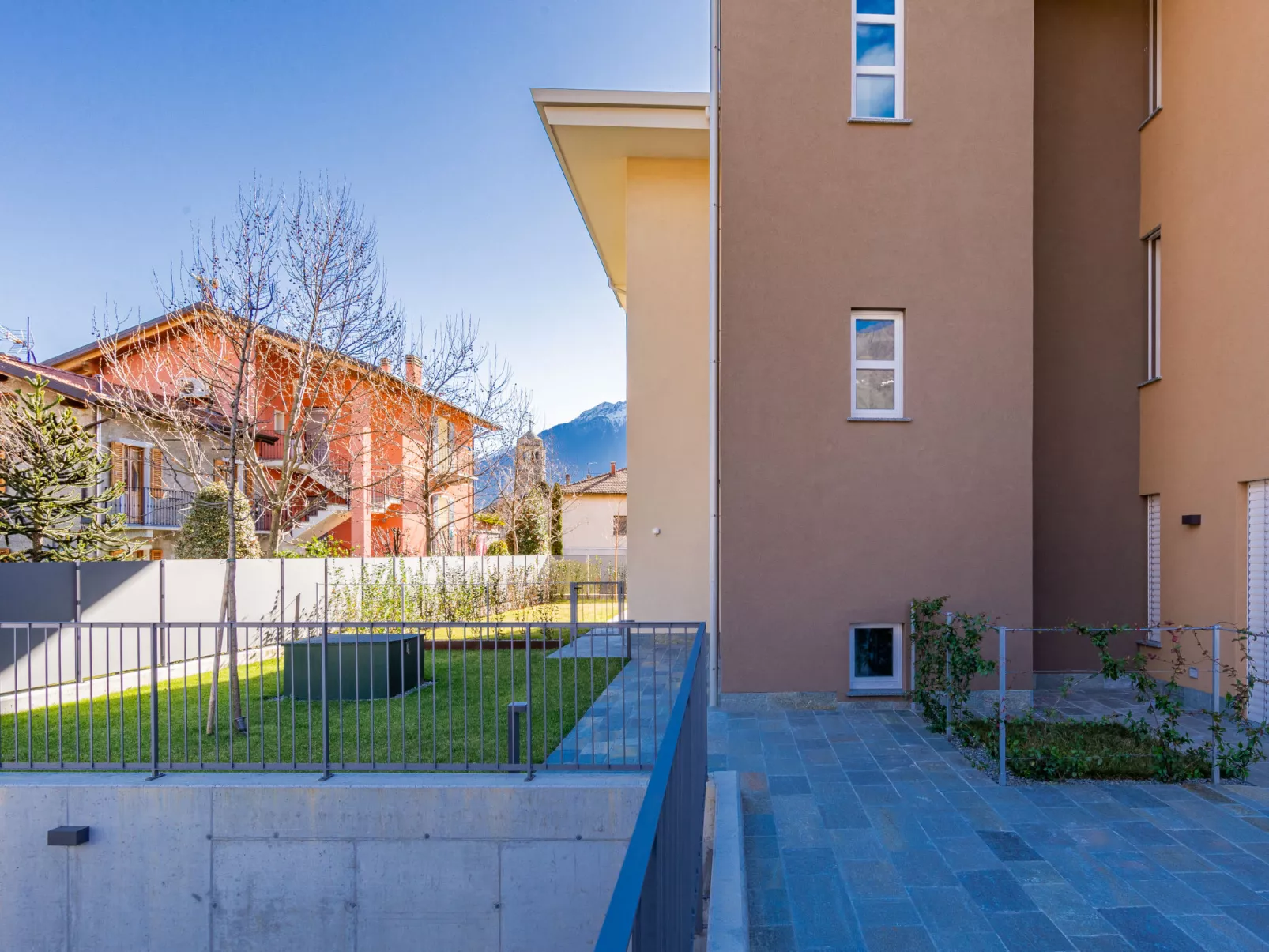 Sunny House-Buiten