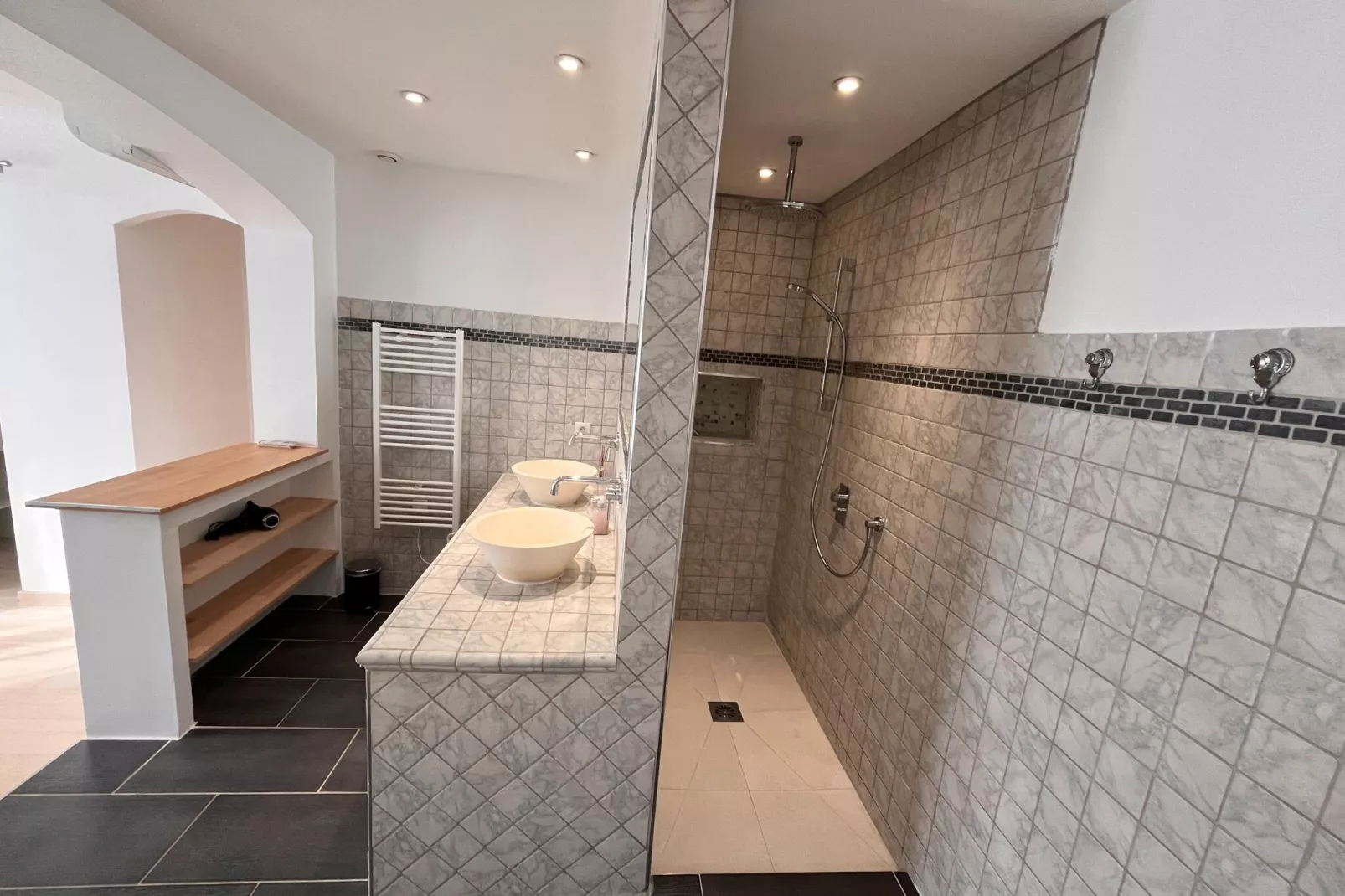 Elja Les Acacias-Badkamer