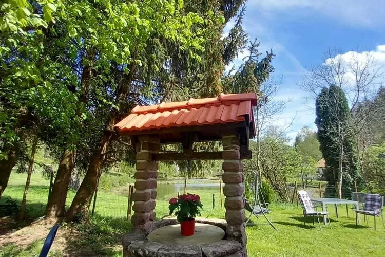 Ferienhaus mit eigener Bar am Bach in Saint Quirin-Tuinen zomer