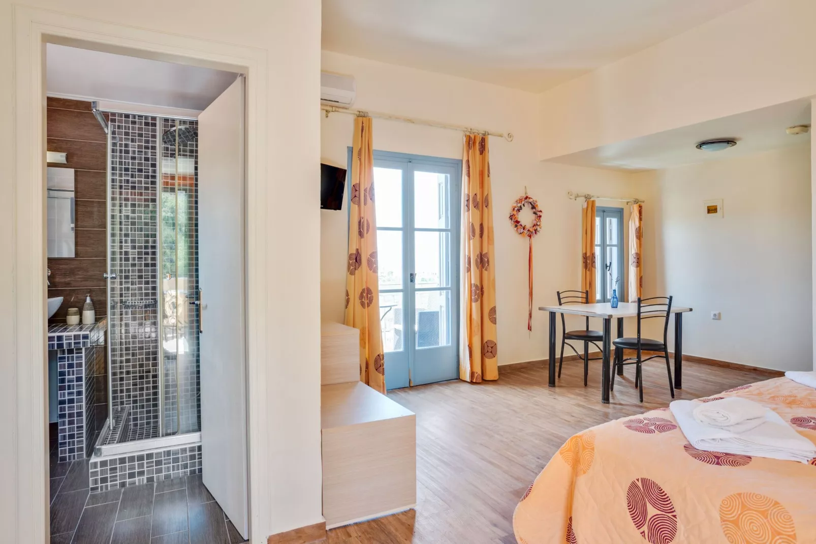 Gezellige studio op Lesbos met zwembad-Badkamer