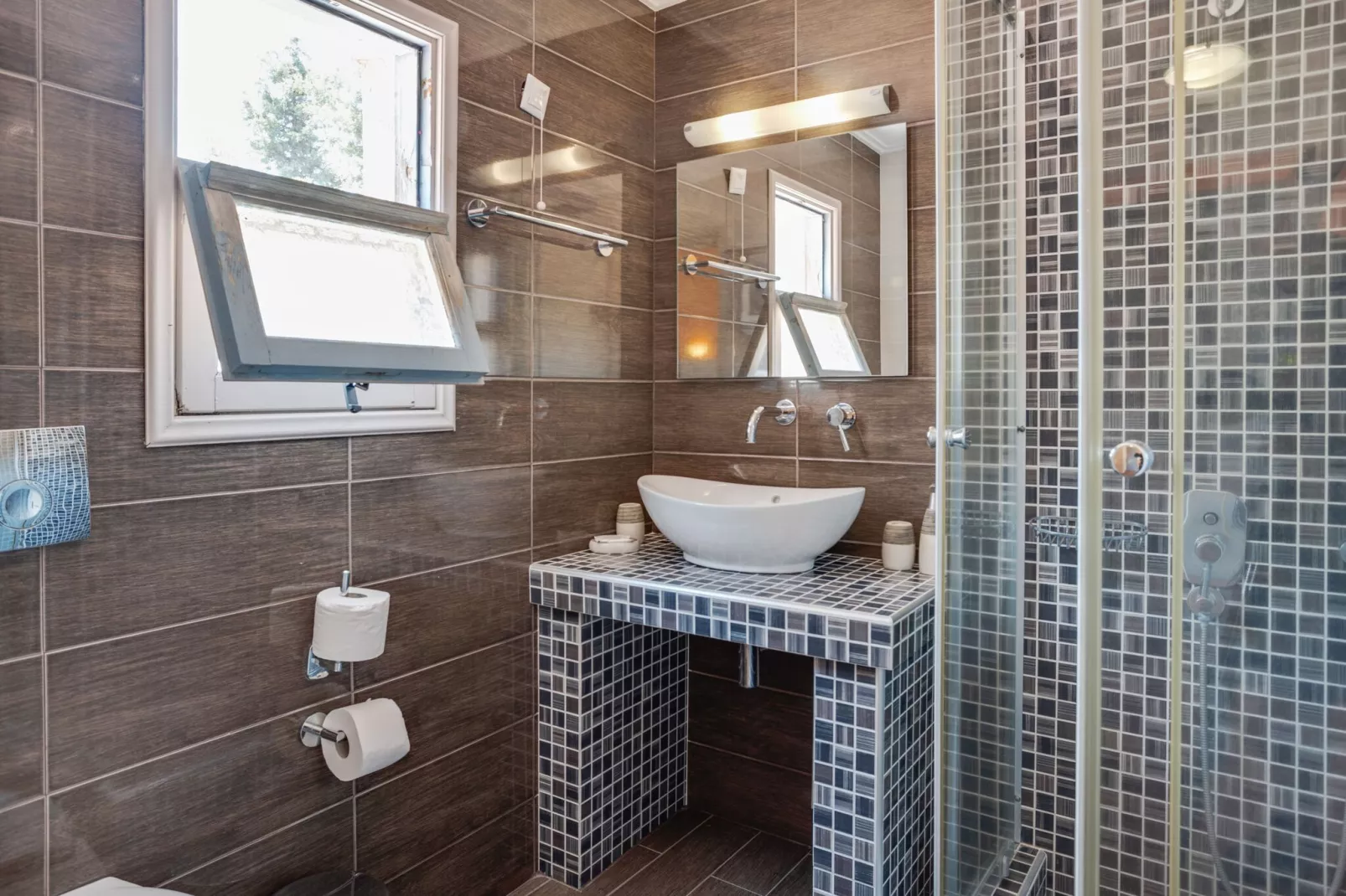 Gezellige studio op Lesbos met zwembad-Badkamer