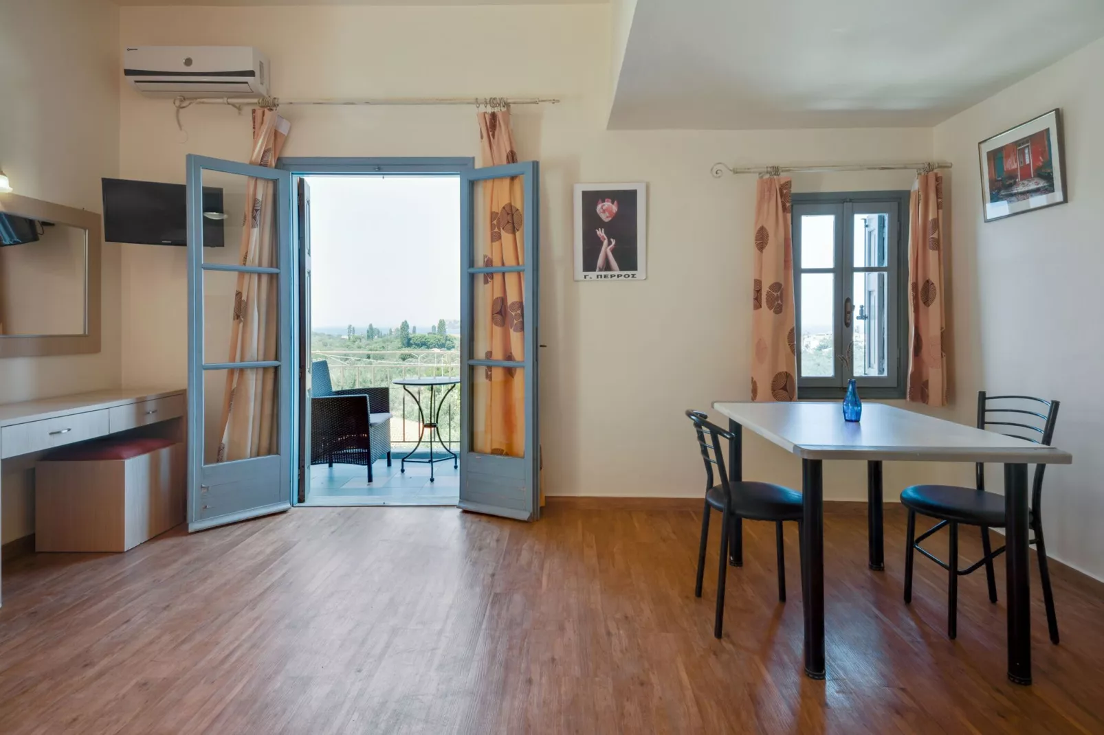 Heerlijke studio op Lesbos met zwembad-Eetkamer