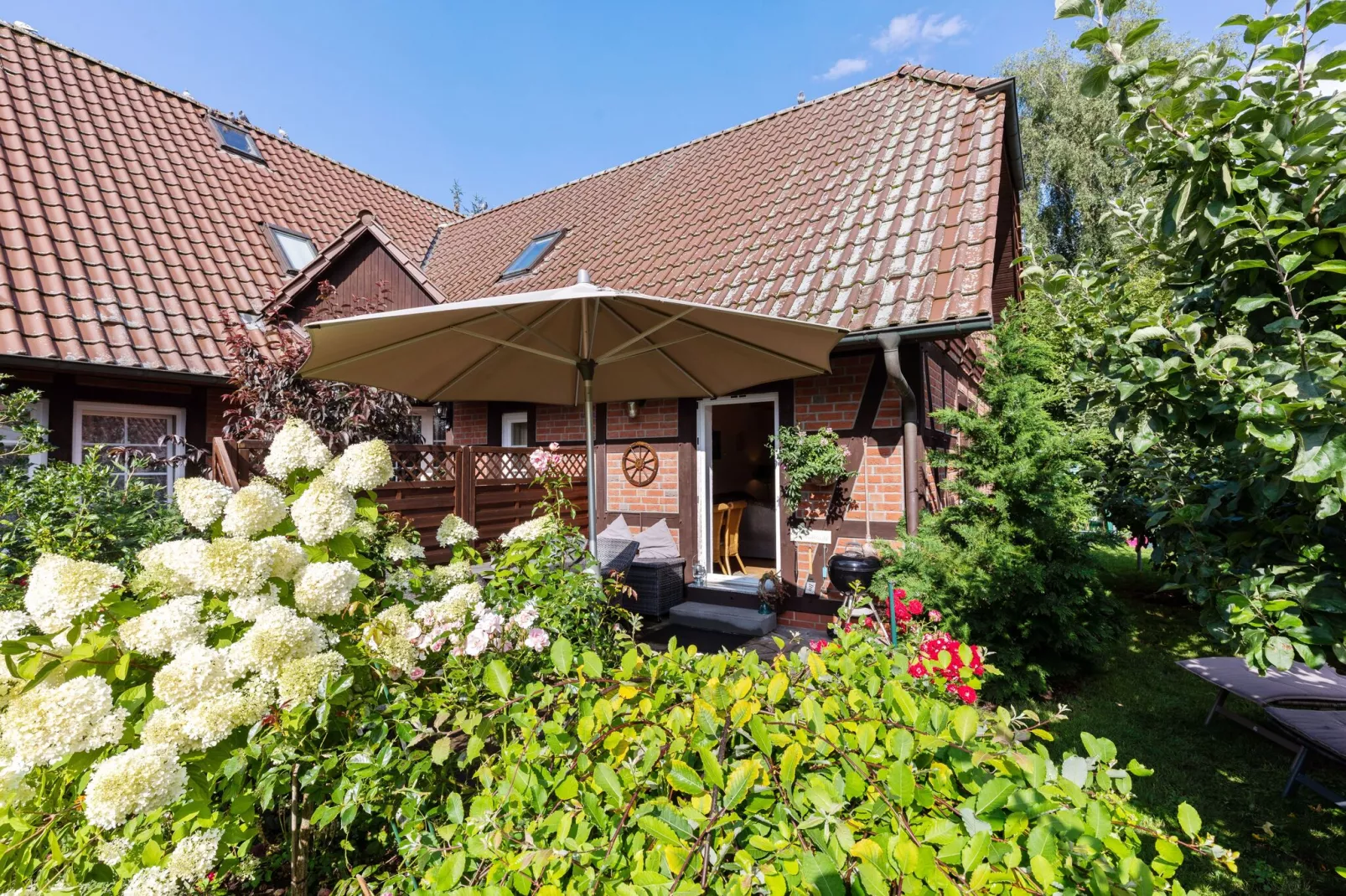 Ferienhaus mit Garten und Terrasse vor Rostock/Warnemünde-Tuinen zomer