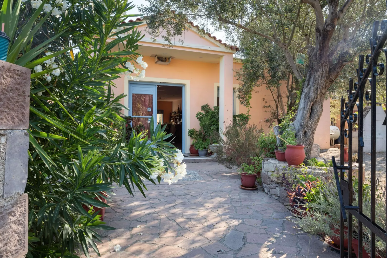 Fijne studio op Lesbos met een balkon-Buitenkant zomer