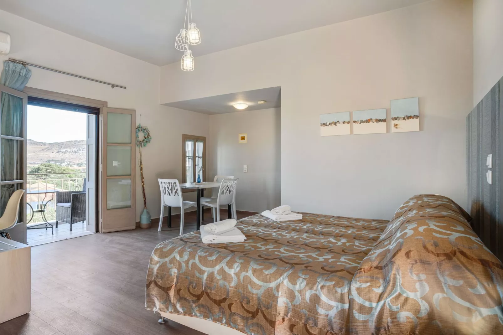 Fijne studio op Lesbos met een balkon-Slaapkamer