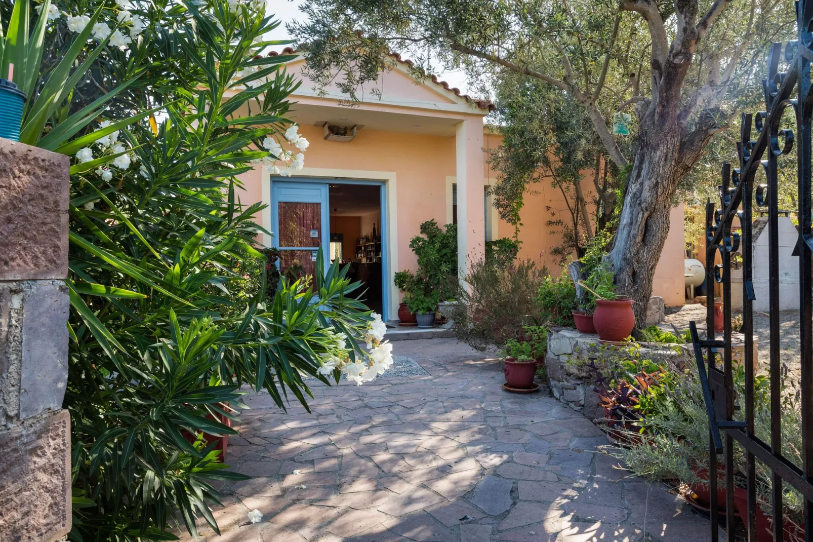 Charmante studio op Lesbos met een balkon-Buitenkant zomer