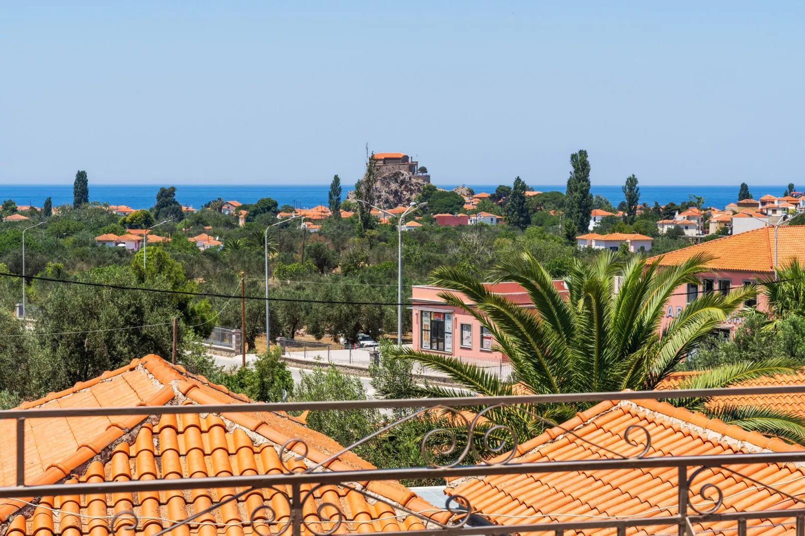 Charmante studio op Lesbos met een balkon-Uitzicht zomer