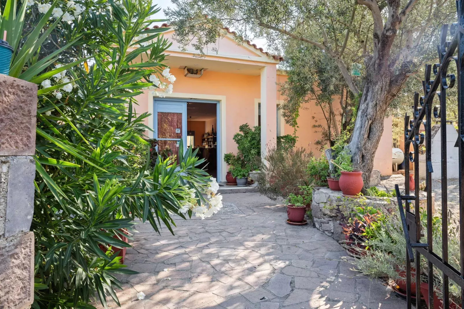 Sfeervolle studio op Lesbos met een balkon-Buitenkant zomer