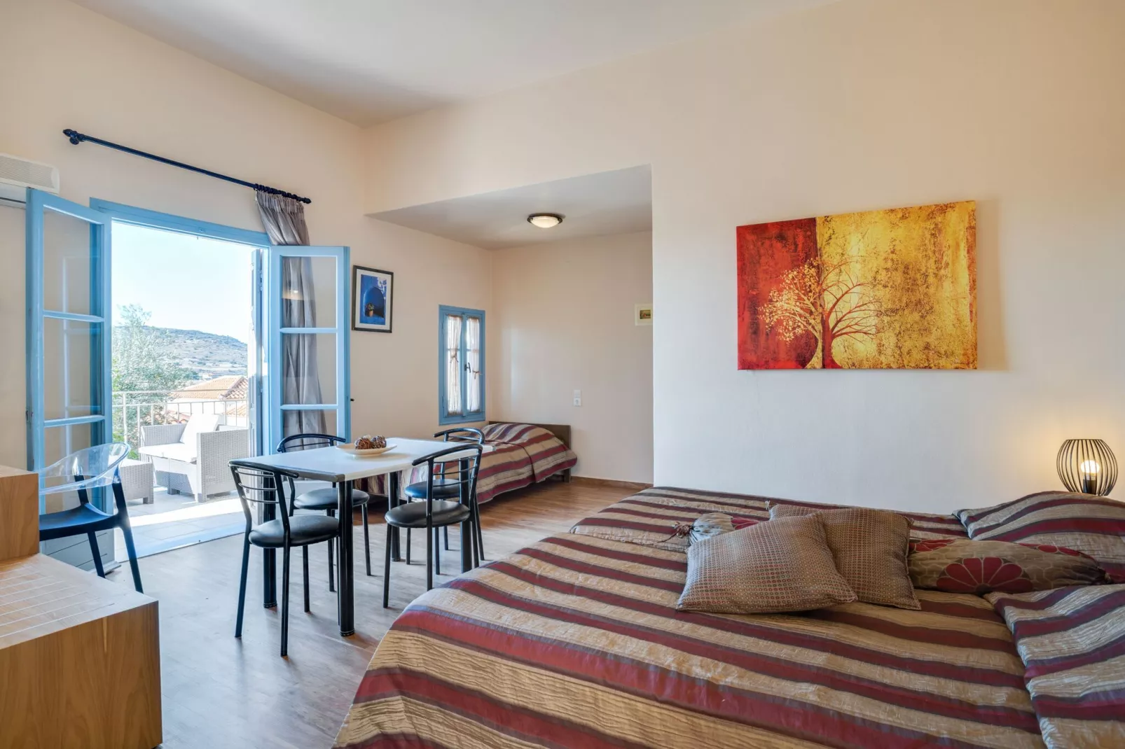 Sfeervolle studio op Lesbos met een balkon-Woonkamer