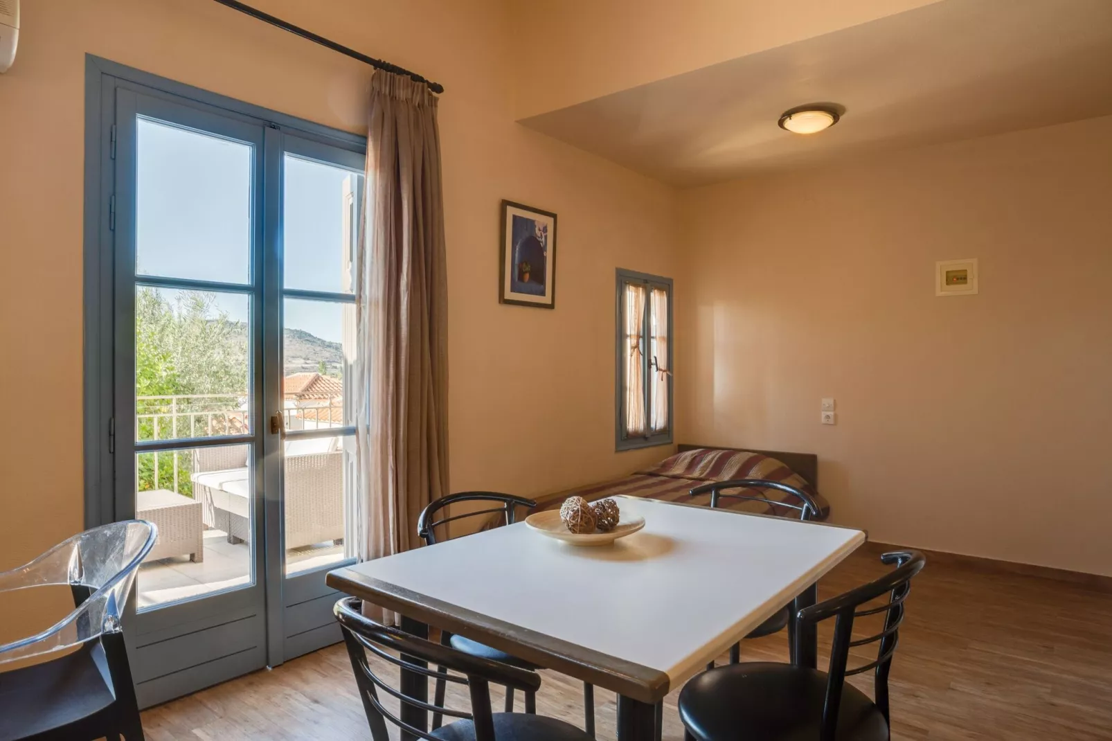 Sfeervolle studio op Lesbos met een balkon-Woonkamer