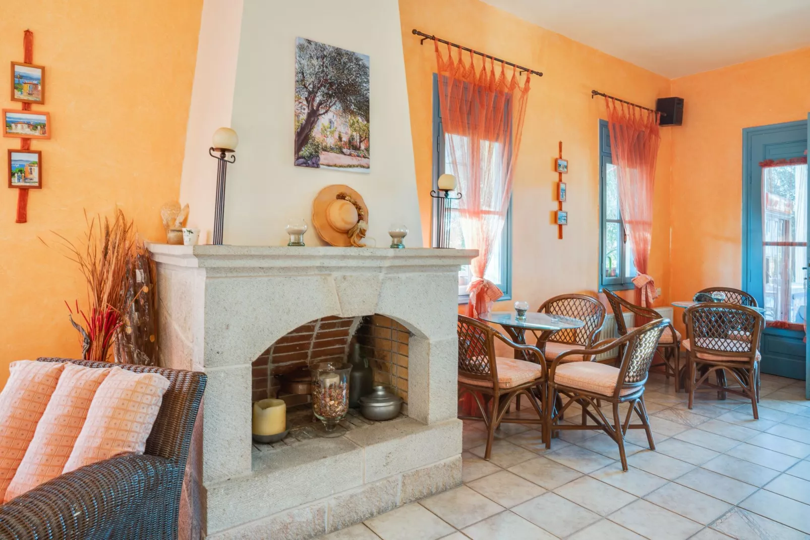 Sfeervolle studio op Lesbos met een balkon-Woonkamer