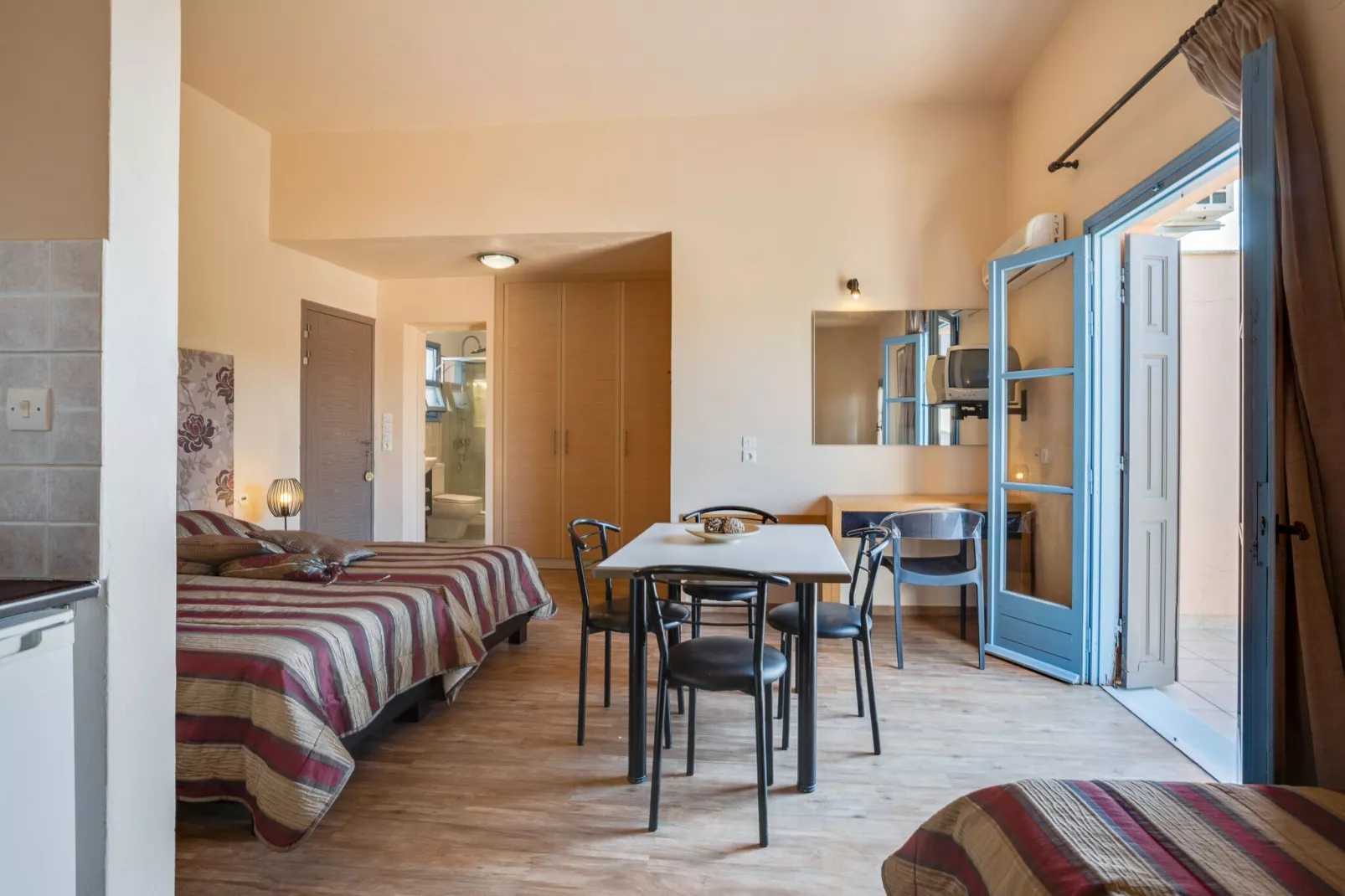Sfeervolle studio op Lesbos met een balkon-Eetkamer