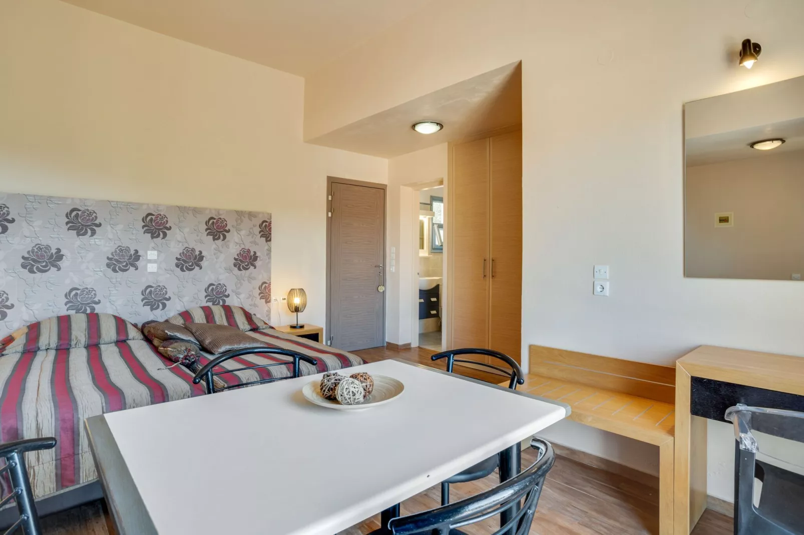 Sfeervolle studio op Lesbos met een balkon-Slaapkamer