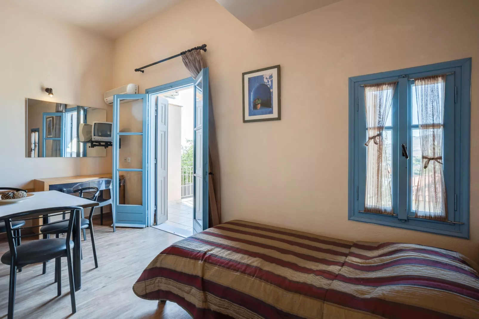 Sfeervolle studio op Lesbos met een balkon-Slaapkamer