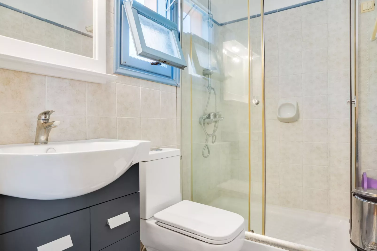 Sfeervolle studio op Lesbos met een balkon-Badkamer