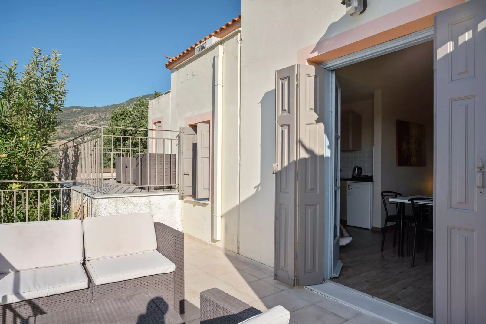 Sfeervolle studio op Lesbos met een balkon-Terrasbalkon