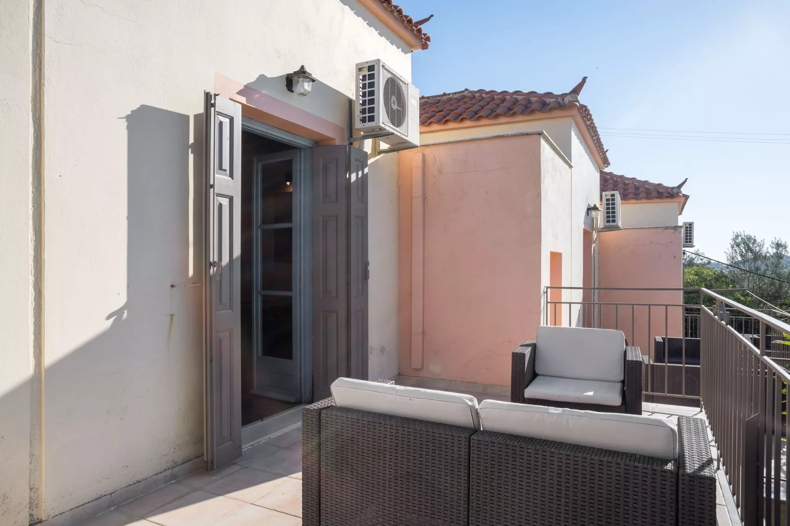 Sfeervolle studio op Lesbos met een balkon-Terrasbalkon