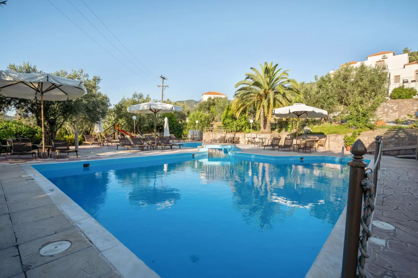 Sfeervolle studio op Lesbos met een balkon-Zwembad