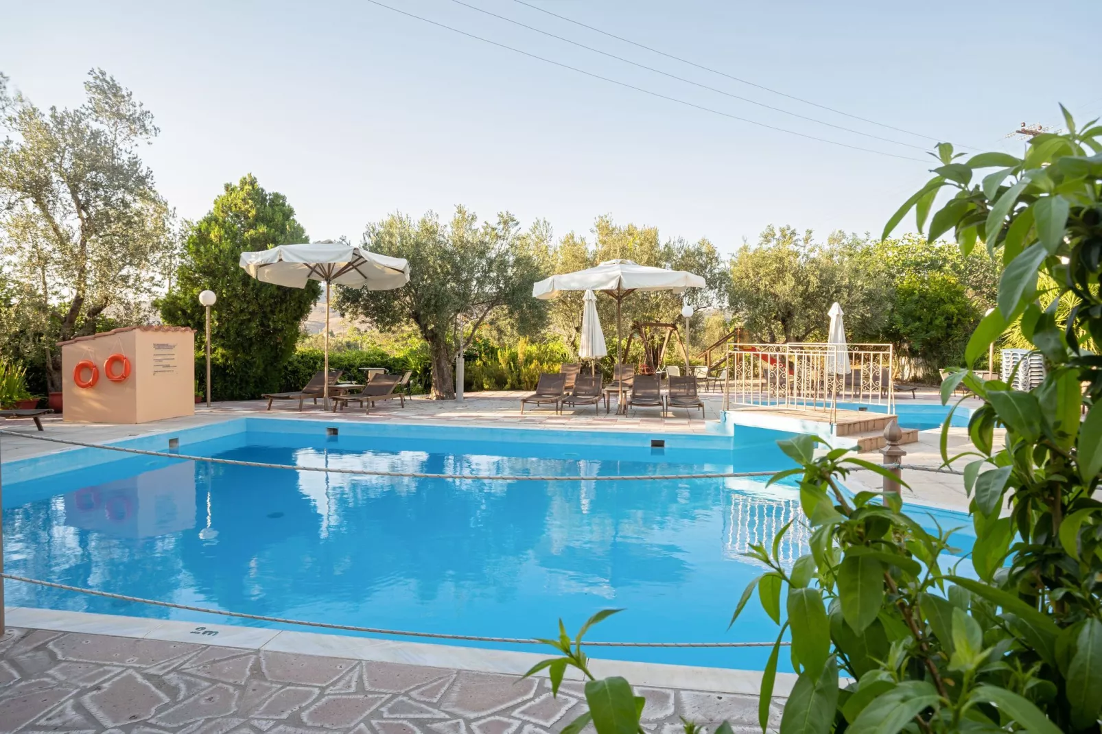 Sfeervolle studio op Lesbos met een balkon-Zwembad