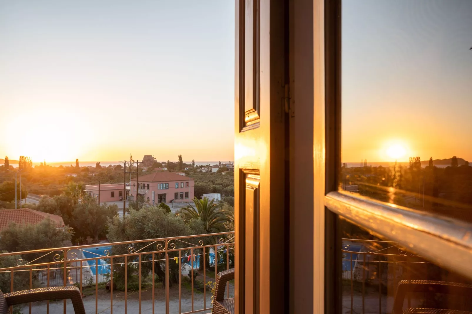 Sfeervolle studio op Lesbos met een balkon-Uitzicht zomer