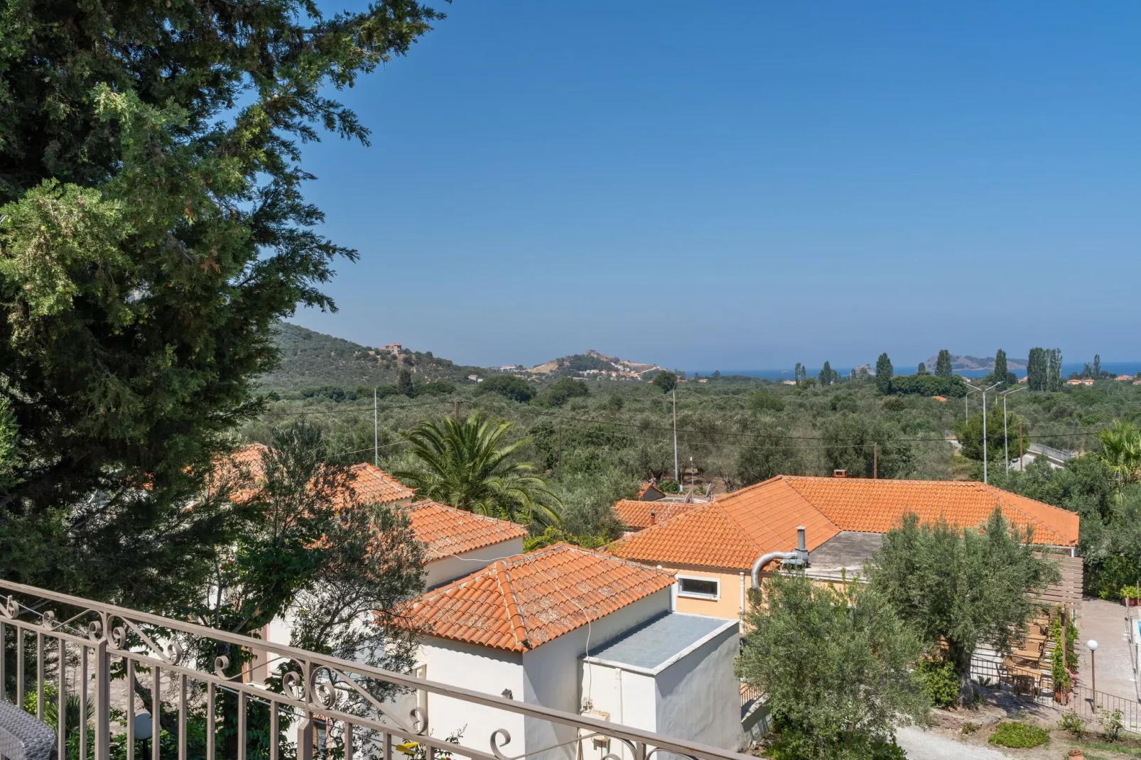 Aangename studio op Lesbos met een balkon-Uitzicht zomer