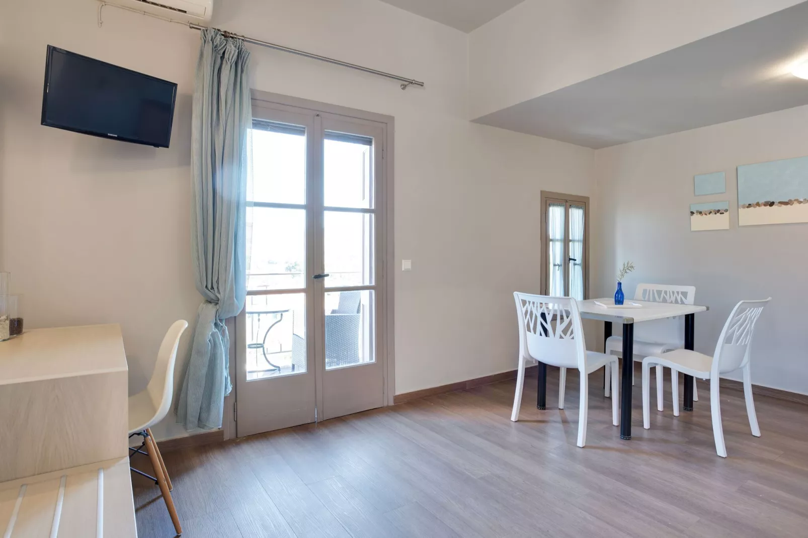 Comfortabele studio op Lesbos met een balkon-Woonkamer