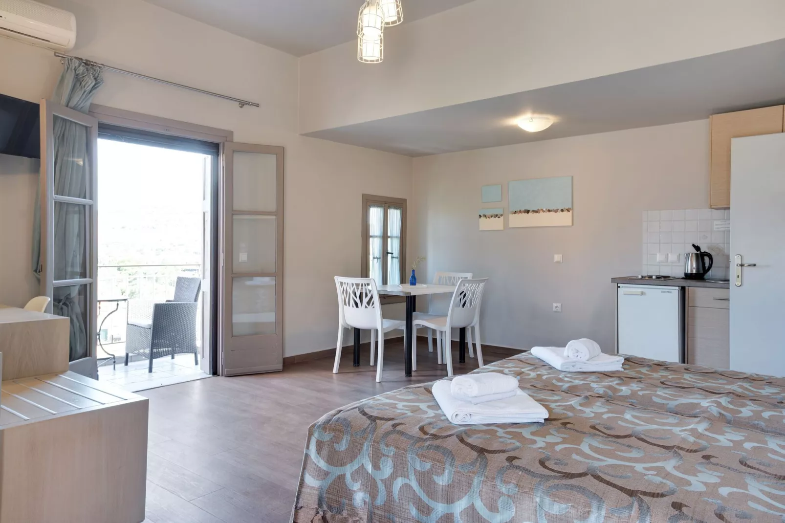 Comfortabele studio op Lesbos met een balkon-Woonkamer