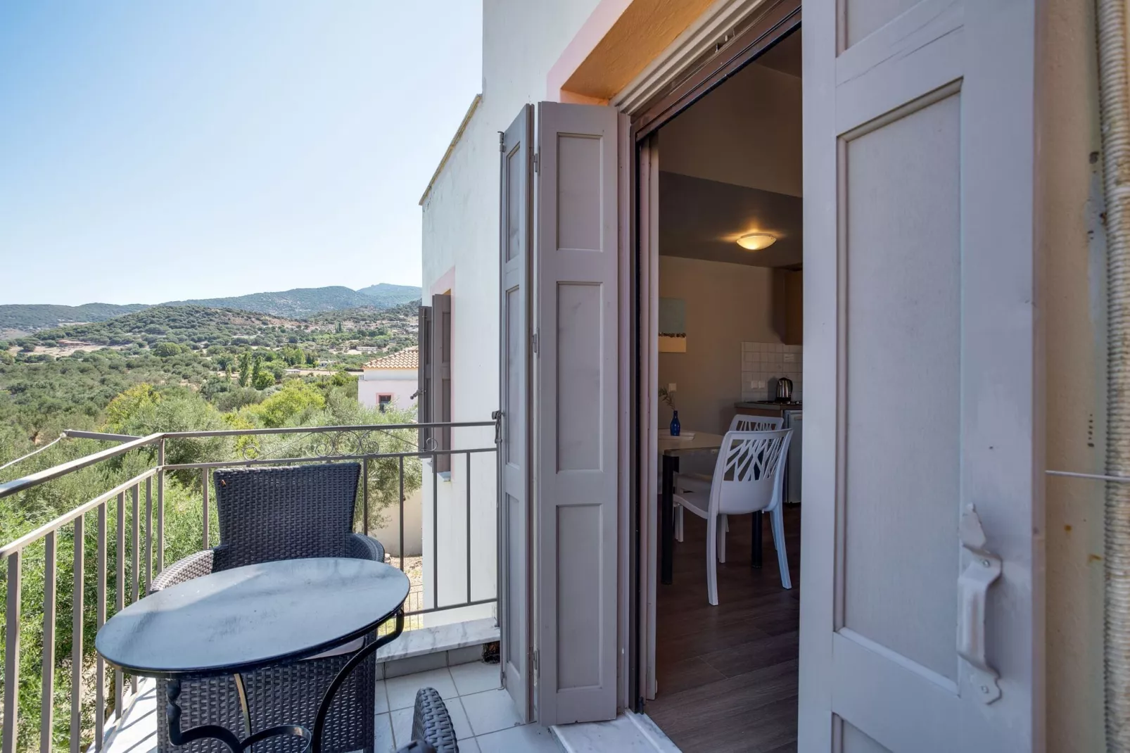 Comfortabele studio op Lesbos met een balkon-Terrasbalkon