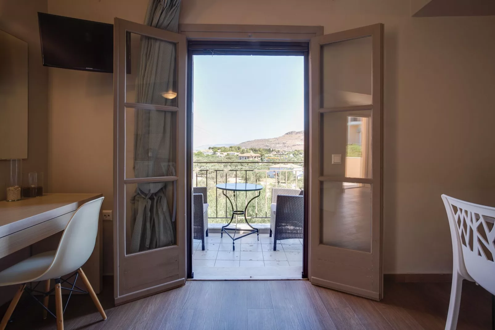 Comfortabele studio op Lesbos met een balkon-Uitzicht zomer