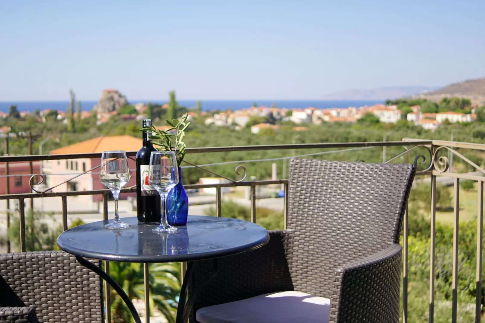 Comfortabele studio op Lesbos met een balkon-Terrasbalkon