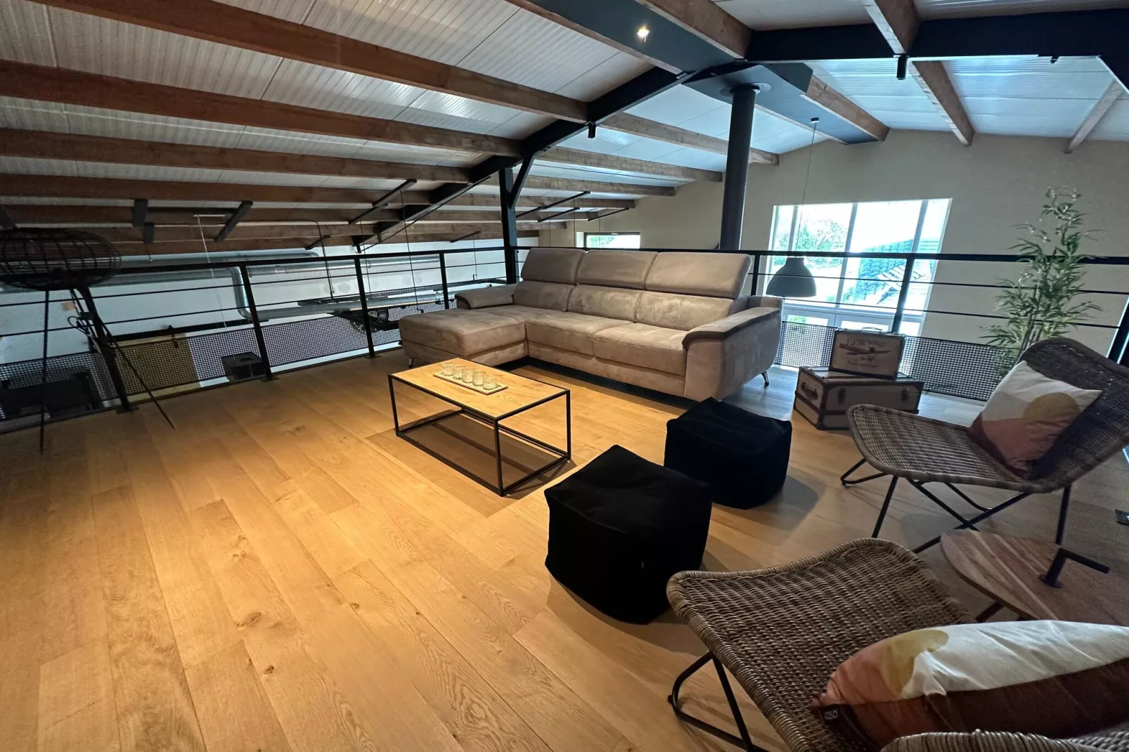 Gite à la ferme avec Piscine intérrieur  sauna et bains à remous-Woonkamer